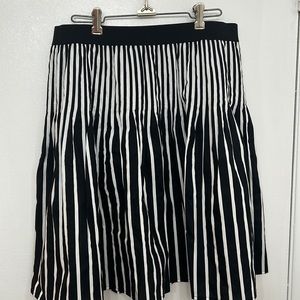 Amanda & Chelsea Black and White skirt